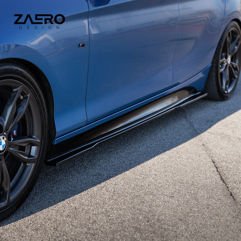 Nahaufnahme eines blauen BMW F2x mit ZAERO Evo-1-Seitenschwellern passend für BMW F2x von ZAERO, geparkt auf sonnenbeschienenem Bürgersteig.