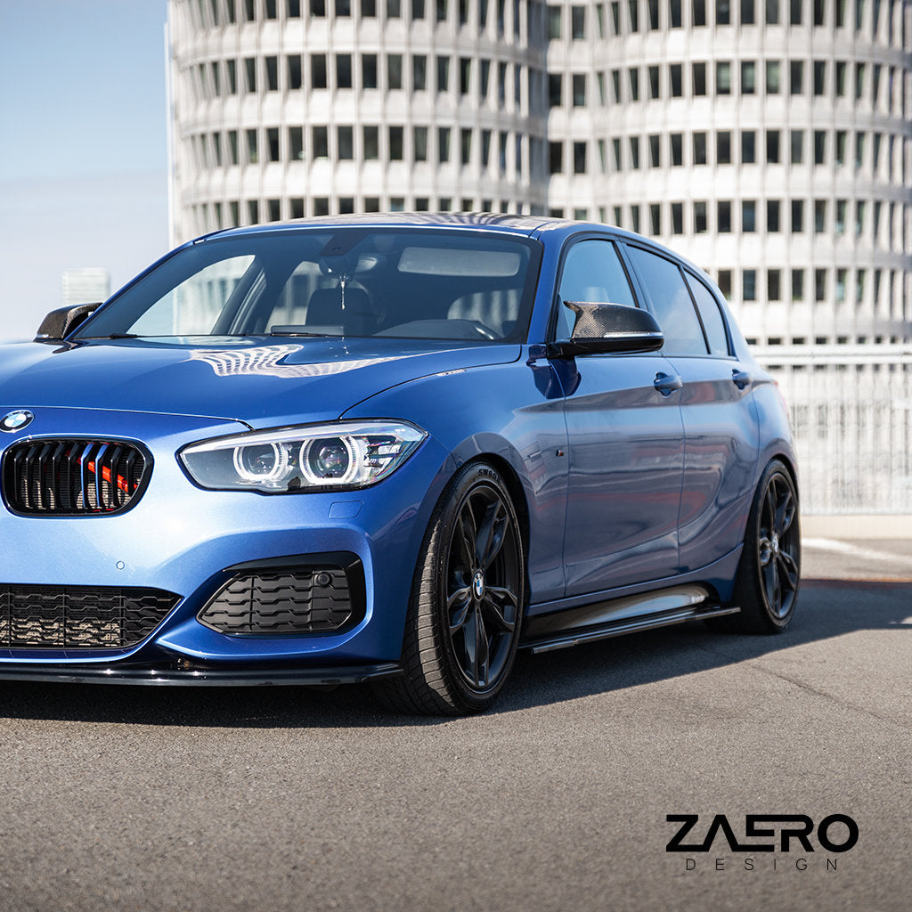 Blauer BMW F2x Fließheck mit M-Paket und ZAERO Evo-1-Seitenschwellern von ZAERO in glänzendem Schwarz, auf einem Dach geparkt, ZAERO-Logo in der Ecke.