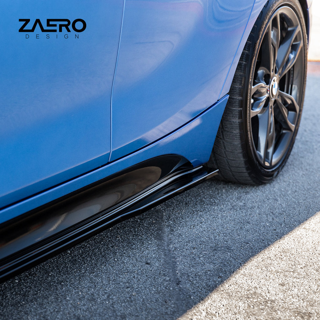 Nahaufnahme eines blauen BMW F2x mit ZAERO Evo-1-Seitenschwellern in Glanzschwarz und schwarzen Rädern; ZAERO-Logo in der oberen linken Ecke.