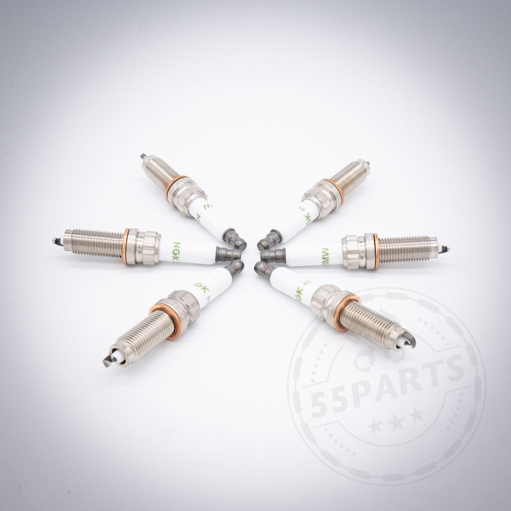 Sechs BMW Zündkerzen-Set 6-Zylinder N20 Flex Fuel Zündkerzen für S55 M2c, M3 und M4 sind kreisförmig auf einer weißen Fläche mit einem schwachen Logo-Wasserzeichen angeordnet.