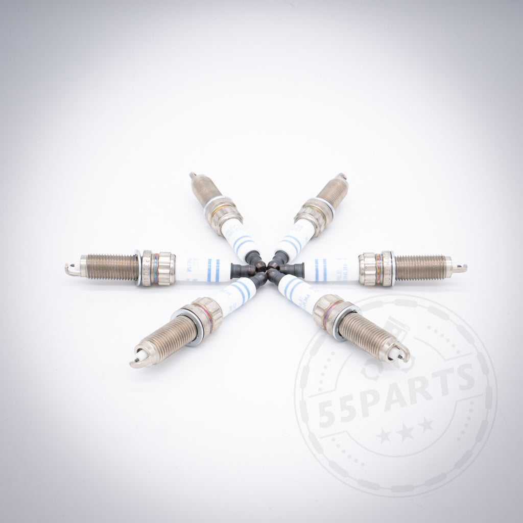 Sechs Bosch-Zündkerzen aus dem Zündkerzen-Set 6-Zylinder OEM passend für BMW M3/M4/M2c mit S55-Motor sind in einem kreisförmigen Muster auf einem weißen Hintergrund mit einem verblassten PARTS-Wasserzeichen angeordnet.