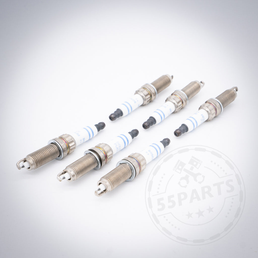 Sechs Bosch Zündkerzen-Set 6 Zylinder OEM N55 Zündkerzen, sternförmig angeordnet auf weißem Hintergrund, mit einem schwachen 55Parts-Logo an der Seite.