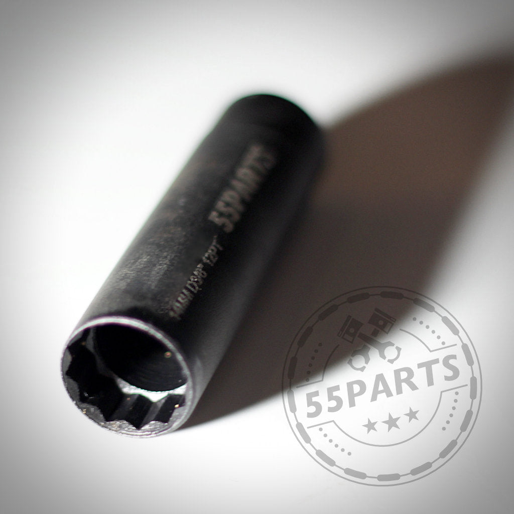 Eine 55Parts magnetische Zündkerzennuss extra dünnwandig passend für BMW-Motoren liegt auf weißem Untergrund mit 55Partsm Logo-Wasserzeichen in der Ecke.