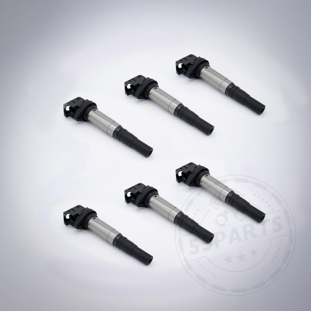 Sechs identische 55Parts Zündspulen passend für BMW M54, N13, N14, N18, N20, N45, N46, N52, N54, N55, N62, N63, S54 & S55 E und F-Serie sind in zwei Reihen auf hellgrauem Hintergrund angeordnet.