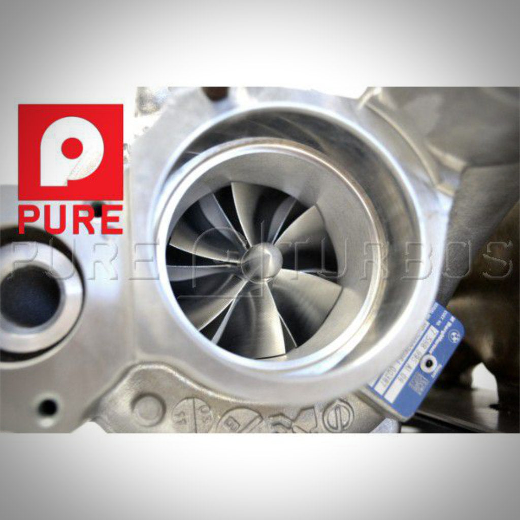 Nahaufnahme einer metallischen Turboladerturbine mit dem PURE-Logo in Rot auf der linken Seite, die den Pure Turbos Pure Stage 2 Upgrade-Turbolader passend für BMW M2 N55 zeigt.