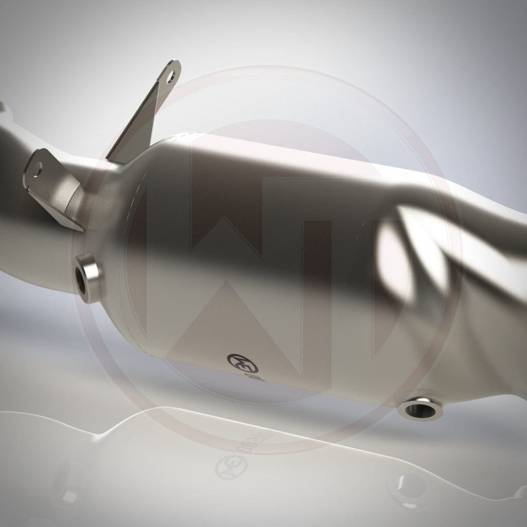 Eine Nahaufnahme der Wagner Tuning 4" Downpipe mit 300 Zeller Kat passend für BMW M135i, M235i, M2, 335i(x) N55 F-Serie (ab 07/2013), mit sauberer Oberfläche, stabilen Montagehalterungen und einer angrenzenden Downpipe für optimierte Leistung.