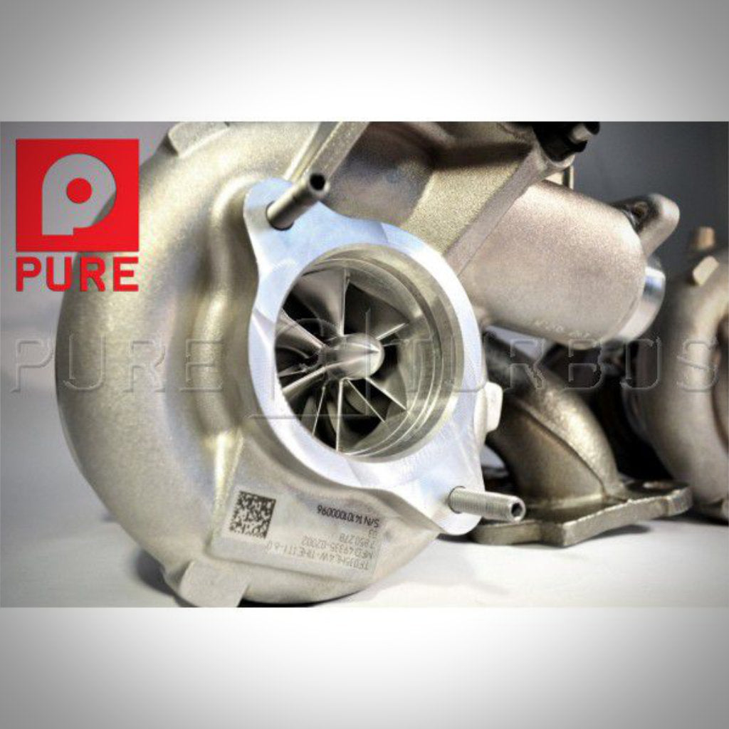 Zwei metallische Turbolader nebeneinander mit dem PURE-Logo oben links, konzipiert als Pure Turbos Stage 2 Upgrade Turbolader passend für BMW M2 Competition, M3 F80 und M4 F8x S55.